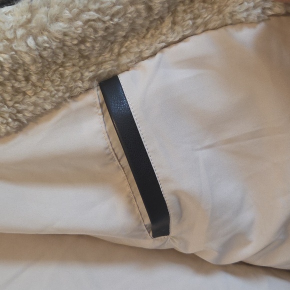 Hollister Cream Sherpa Jacket with Black Accents - Picture 5 of 9